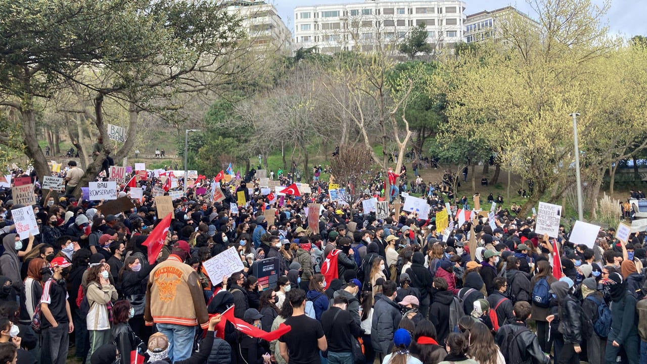 Binlerce öğrenci Maçka'dan Şişli'ye yürüyor